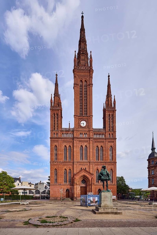 Protestant market church community Wiesbaden, market church, neo-Gothic style, architect Carl Boos, monument to Wilhelm of Nassau-Oranien, construction site redesign, blue sky, cumulus clouds, Schlossplatz square, Wiesbaden, state capital, district-free city, Hesse, Germany
