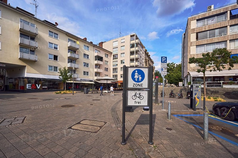 Pedestrian zone road sign, additional sign for cyclists free, general architecture, houses, residential buildings and commercial buildings, concrete paving, balcony, windows, trees, blue sky, cumulus clouds, Webergasse, Wiesbaden, state capital, district-free city, Hesse, Germany