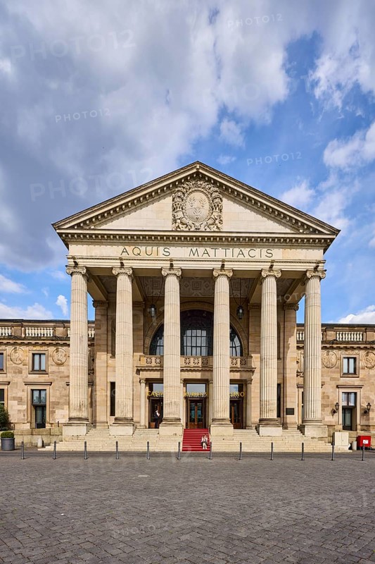 Spa hotel, neoclassical style with elements of Art Nouveau, architect Friedrich von Thiersch, inscription Aquis Mattiacis, pillars, street made of bricks, blue sky, cumulus clouds, Nimbostratus clouds, Kurhausplatz, Wiesbaden, state capital, district-free city, Hesse, Germany