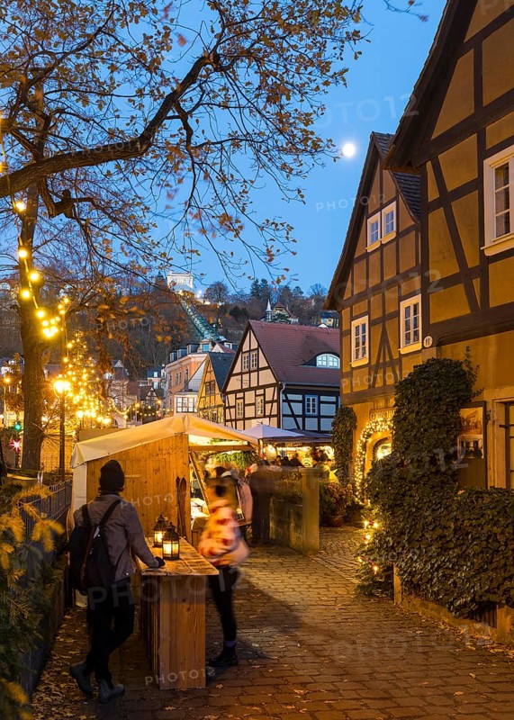 Elbhangfest Christmas market in Dresden Loschwitz in the historic village center of Loschwitz during Advent, Dresden, Saxony, Germany