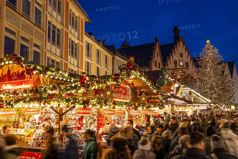 Passers-by stroll through the Christmas market in Frankfurt am Main, Römerberg, Frankfurt am Main, Hesse, Germany