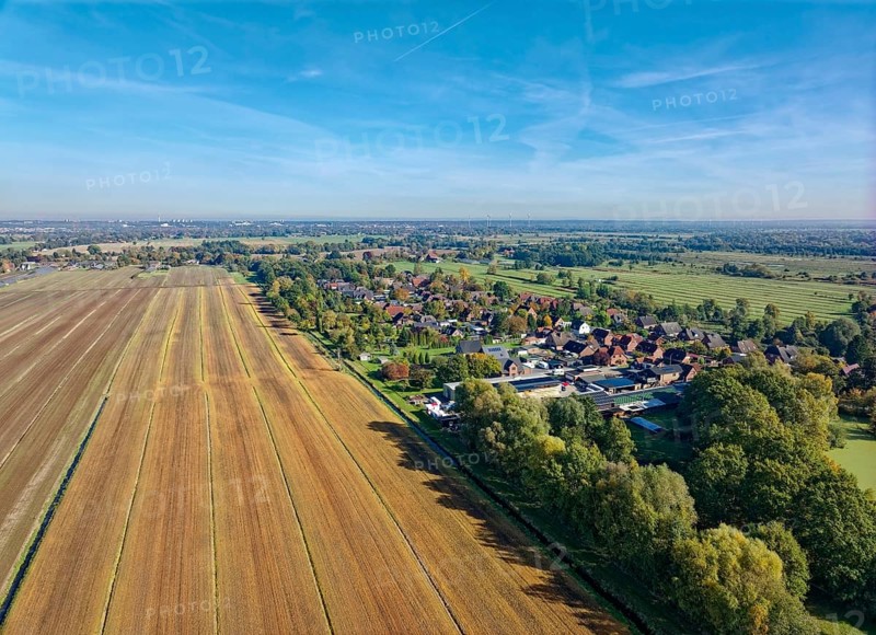 Autumn fields near Fünfhausen in Hamburg's Vier- und Marschlanden. aerial view. Fünfhausen, Kirchwerder, Hamburg, Germany
