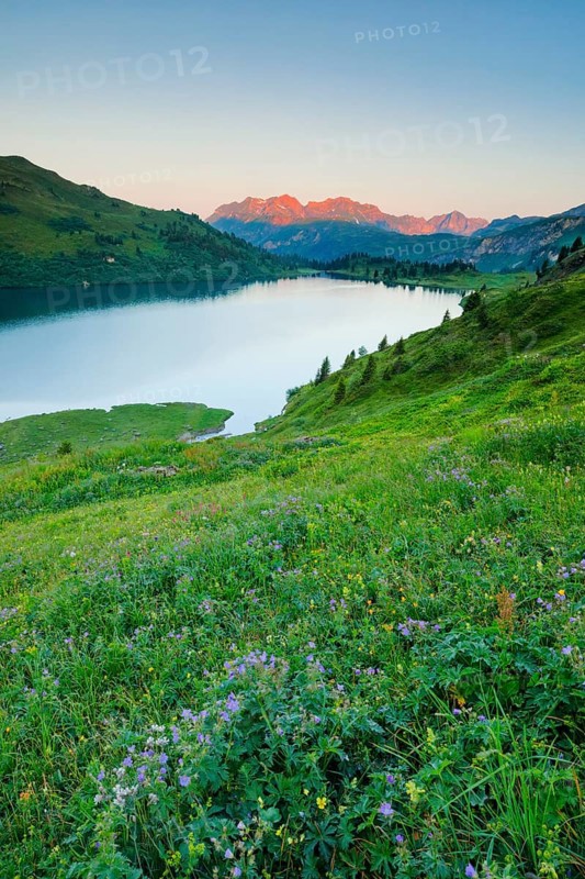 Engstlensee near Engstlenalp with Rothorn and Glogghues in the background, Canton of Bern, Switzerland