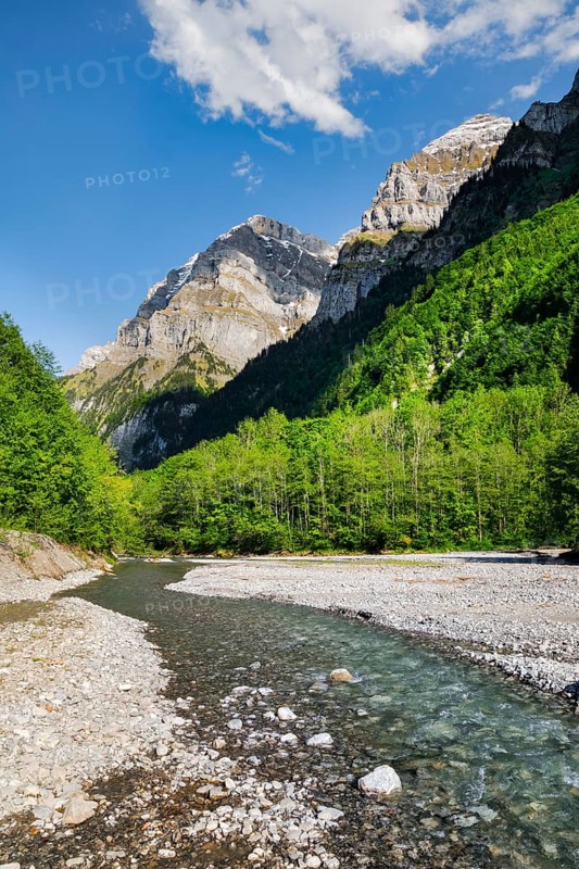 Klön, tributary to Lake Klöntal, Glärnisch with Ruchen and Gross Feuerberg in the background, Klöntal, Canton of Glarus, Switzerland