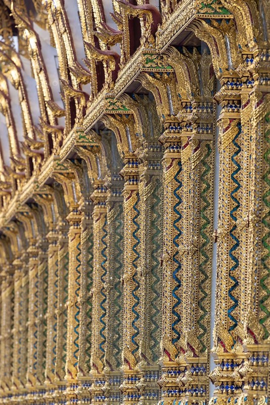 Columns with mosaic decorations (Lai Kranok), also: golden, mosaic-decorated Thai temple columns (Sao), decorated in the Lai Kranok style, typical of Rattanakosin architecture (Bangkok style), on the outer façade of the Ubosot (ordination hall), Wat Chana Songkhram, Phra Nakhon, Bangkok, Thailand