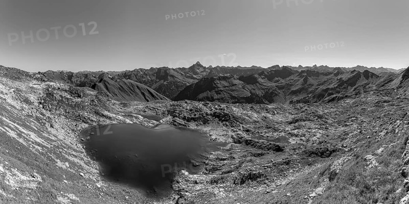 Mountain panorama over Laufbichlsee, behind it the Hochvogel, 2592m, Allgäu Alps, Allgäu, Bavaria, Germany