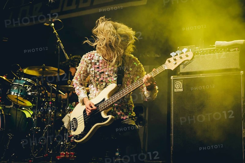 Charlotte Cooper, singer and bass player from The Subways live on For Eternity Tour 2025 at Hole44 in Berlin on 29.11.2025