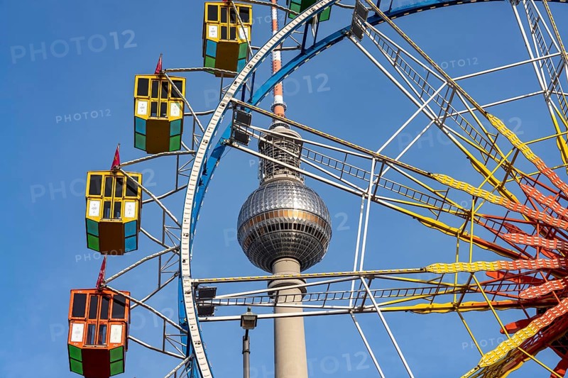 Christmas market am Park am Berliner Fernsehturm, Ferris wheel, Fernsehturm dome, Berlin, Germany