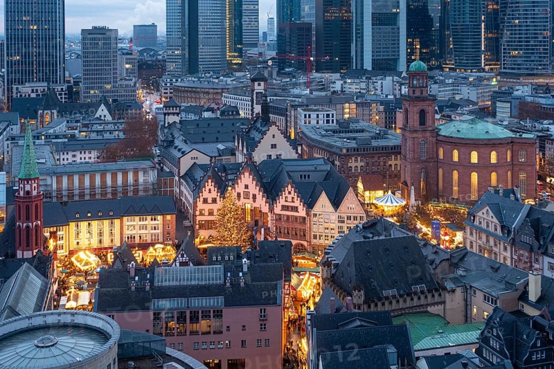 The lights of the Frankfurt Christmas market are shining on the Römerberg in downtown Frankfurt am Main, Römerberg, Frankfurt am Main, Hesse, Germany