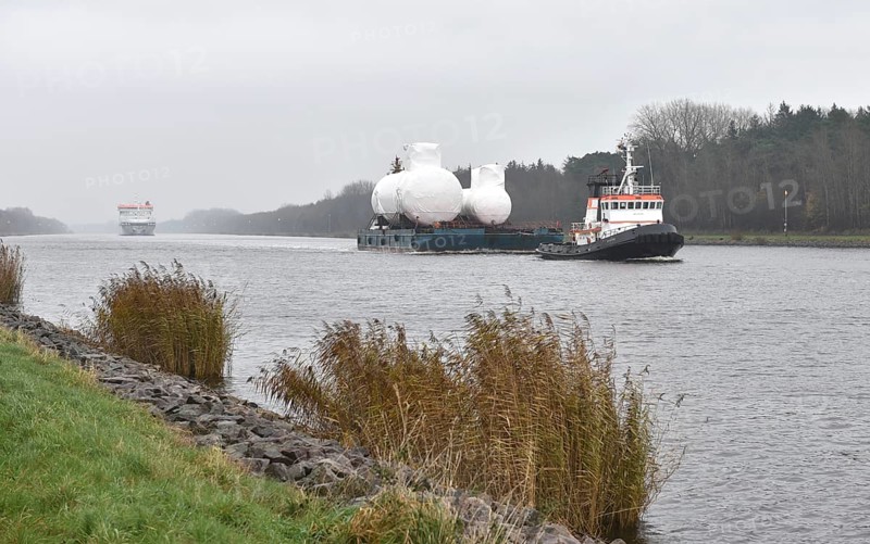 Tugboats bring heavy transport, pontoon, through the Kiel Canal, NOK, Kiel Canal, Kiel Canal, Schleswig-Holstein, Germany