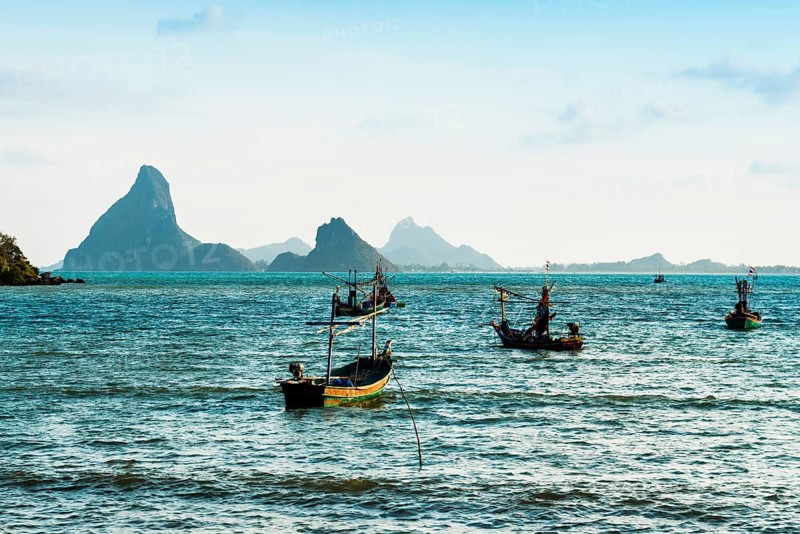 Bay with mountains and fishing boats, sunset, Prachuap Khiri Khan, Prachuap Khiri Khan Province, Central Thailand, Thailand