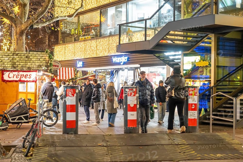 Rampage barriers, vehicle barriers, at the Christmas market on Breitscheidplatz, at the Memorial Church, Christmas decoration, light decoration, in Berlin, Germany