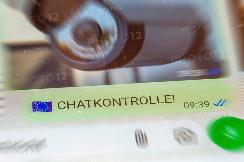 The word CHAT CONTROL in WhatsApp Messenger (symbolic image)