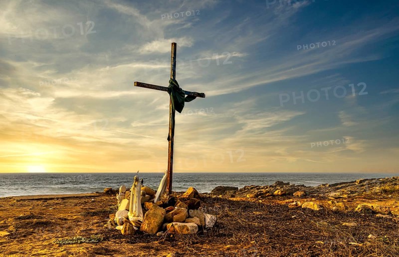 Religious scene, temporary Christian cross on the coast Farol de Cabo Raso lighthouse, São Bras de Sanxete fortress, Cascais, Portugal