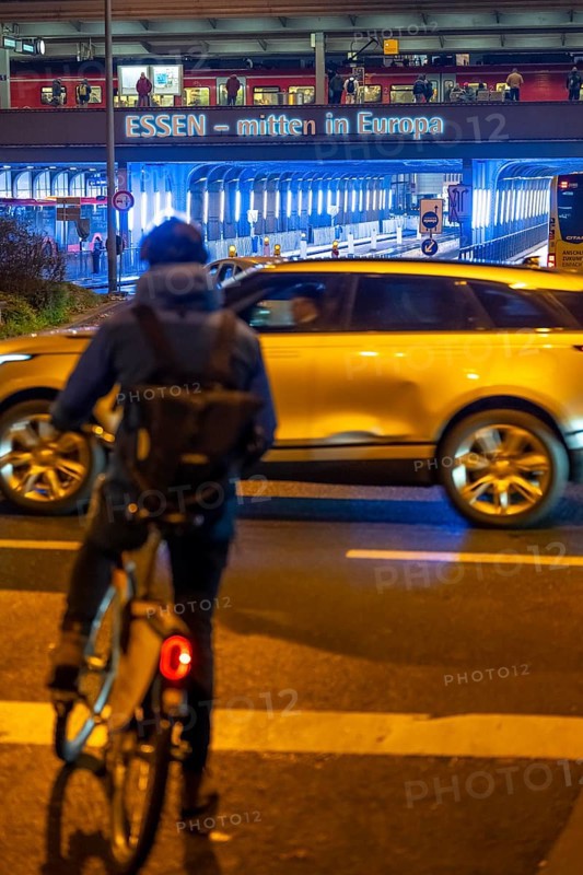 The main train station in Essen, bus station, Europaplatz, pedestrian crossing, traffic light, cyclists waiting at red, North Rhine-Westphalia, Germany