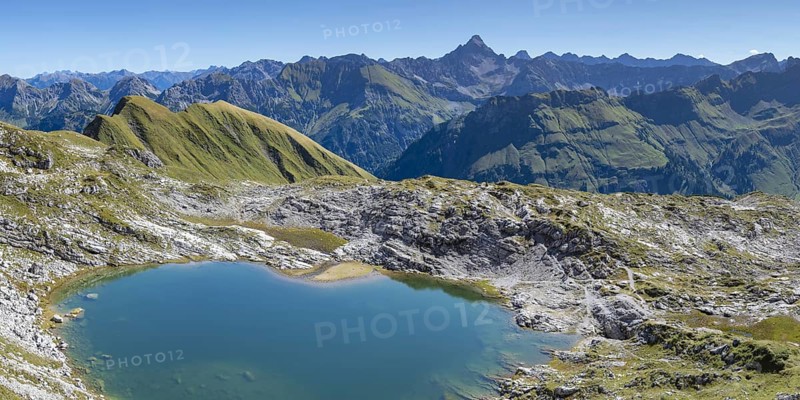 Mountain panorama over Laufbichlsee, behind it the Hochvogel, 2592m, Allgäu Alps, Allgäu, Bavaria, Germany