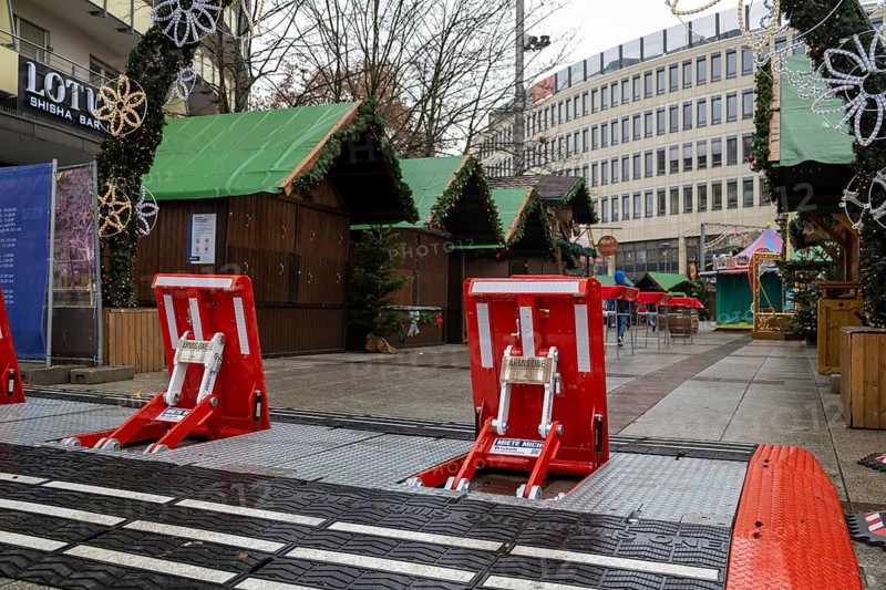 Ludwigshafen Christmas market: The market is fenced all around and secured with anti-terrorist barriers at the only entrance