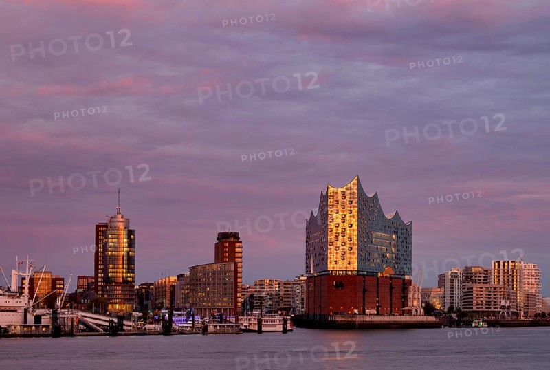 View over the Norderelbe to Elbe Philharmonic Hall, Elphie, Columbus House, Hafencity, Kehrwiederspitze, The Crown residential complex, Free and Hanseatic City of Hamburg, evening light, twilight, Germany