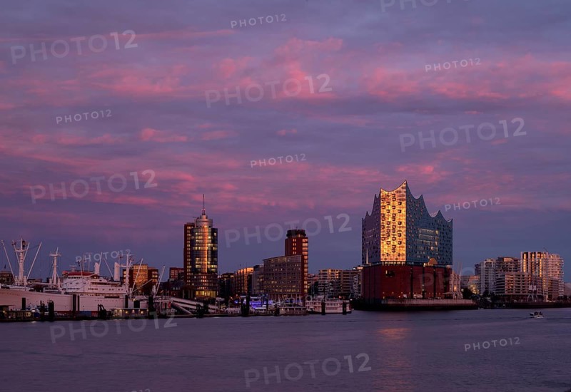 View over the Norderelbe to Elbe Philharmonic Hall, Elphie, museum ship Cap San Diego, Columbus House, Hafencity, Kehrwiederspitze, residential complex The Crown, Free and Hanseatic City of Hamburg, evening light, twilight, Germany