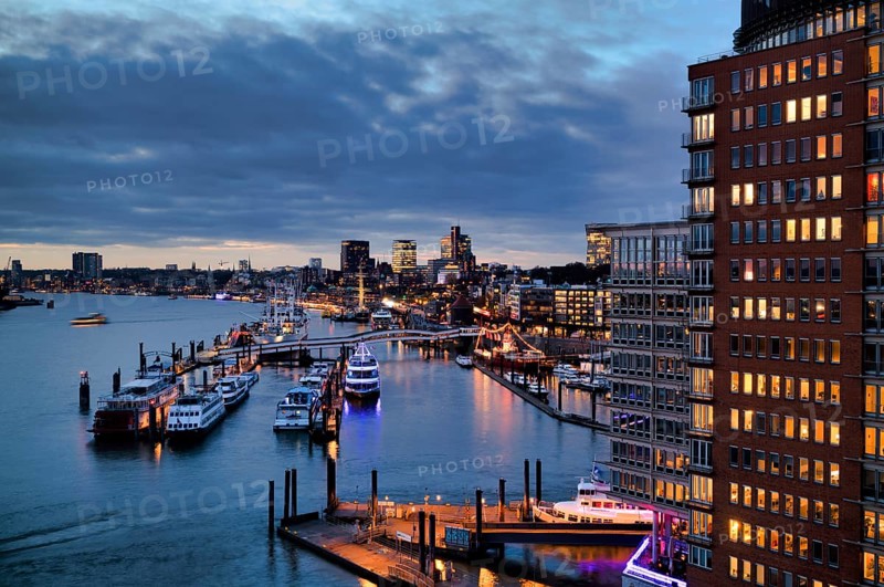View of Landungsbrücken, Hafen, Kehrwiederspitze, GasChem Services GmbH, Sandtorkai, Hafencity, Free and Hanseatic City of Hamburg, twilight, evening, blue hour, Germany