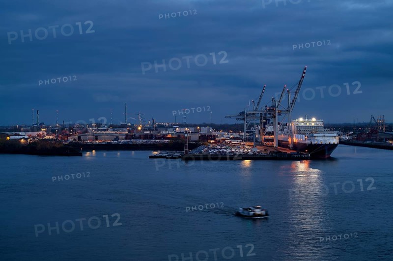 Container ship, container terminal, container bridges, port cranes, port, Hafencity, Free and Hanseatic City of Hamburg, twilight, evening mood, Germany