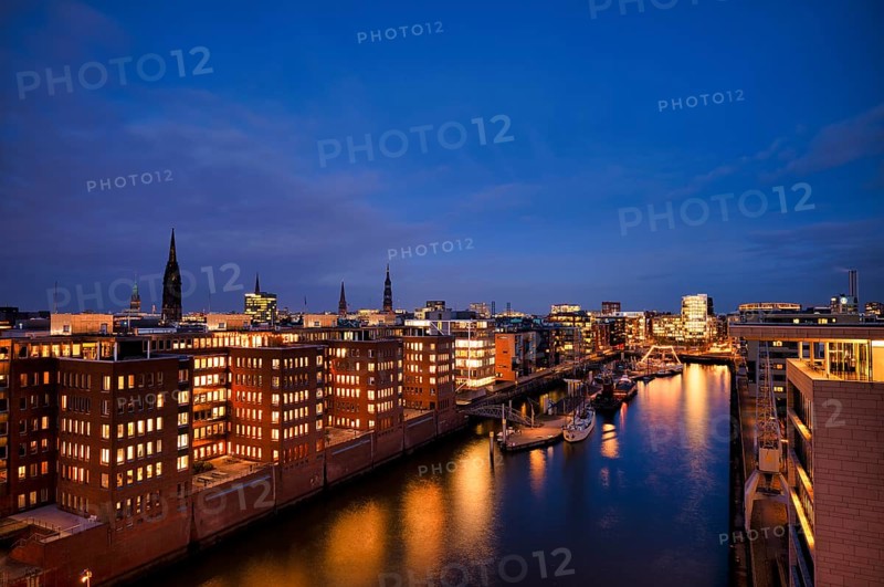 Sandtorkai, Sandtorhafen, Speicherstadt, Hafencity, Free and Hanseatic City of Hamburg, twilight, evening, blue hour, Germany