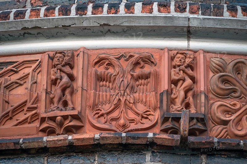 Terracotta figures at Holsten Gate, historic city gate from 1478, Holstentorplatz, Hanseatic City of Lübeck, Schleswig-Holstein, Germany