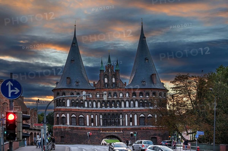 Holstentor, historic city gate from 1478, in the evening, Holstentorplatz, Hanseatic City of Lübeck, Schleswig-Holstein, Germany