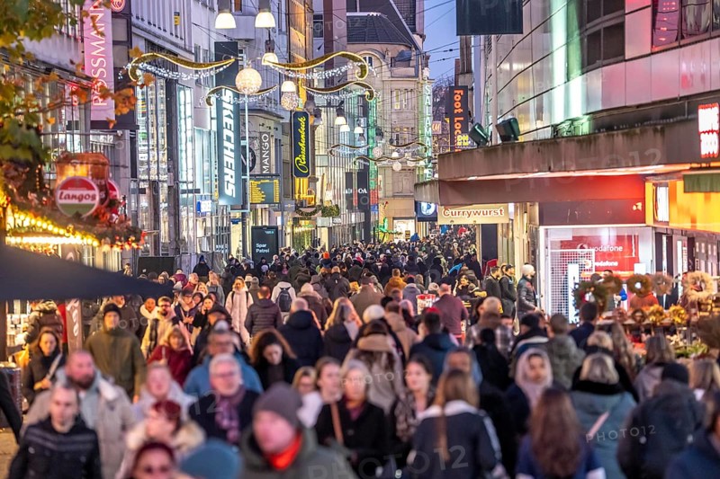 The Westenhellweg in Dortmund, pedestrian zone, city center, busy shopping street in mid-November, North Rhine-Westphalia, Germany