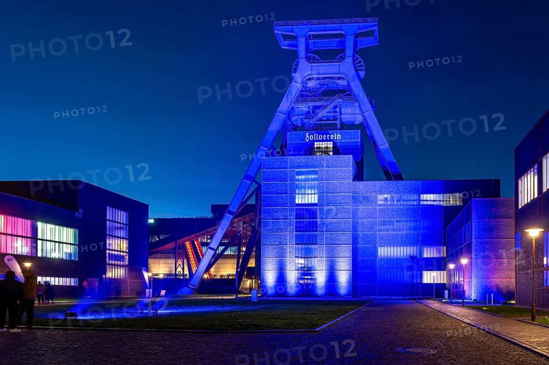 International Children's Rights Day, in addition buildings around the world are illuminated blue, over 60 in Germany, blue illumination for the worldwide action of the United Nations Children's Fund, UNICEF, here the UNESCO World Heritage Zeche Zollverein, the Doppelbock conveyor framework of Schacht XII, Essen, North Rhine-Westphalia