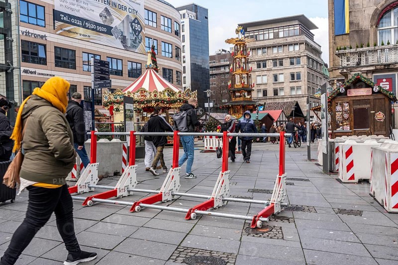Christmas market in Essen, secured by a mobile anti-terrorist lock, modular, movable barrier against car and truck shooting, are opened or closed by a security guard as required, model Herner Truck Lock, HTS, on Willy-Brandt-Platz, in Essen, North Rhine-Westphalia, Germany