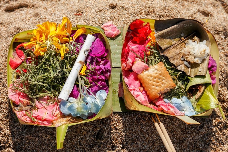 Canang Sari is a Balinese offering that expresses Wasa (God) or the creators of life to Sang Hyang Widhi. The offerings are used to balance and maintain peace on earth, between good and evil, between gods and demons, between heaven and hell, Kuta beach, Bali, Indonesia
