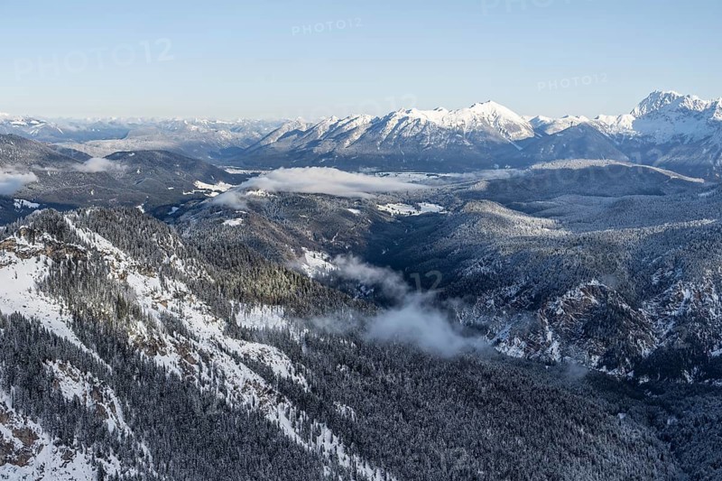 View of snow-covered mountain landscape across the Reintal towards the Estergebirge and Soierngruppe, view from Längenfelderkopf in winter, Wetterstein Mountains, Garmisch-Partenkirchen, Bavaria, Germany