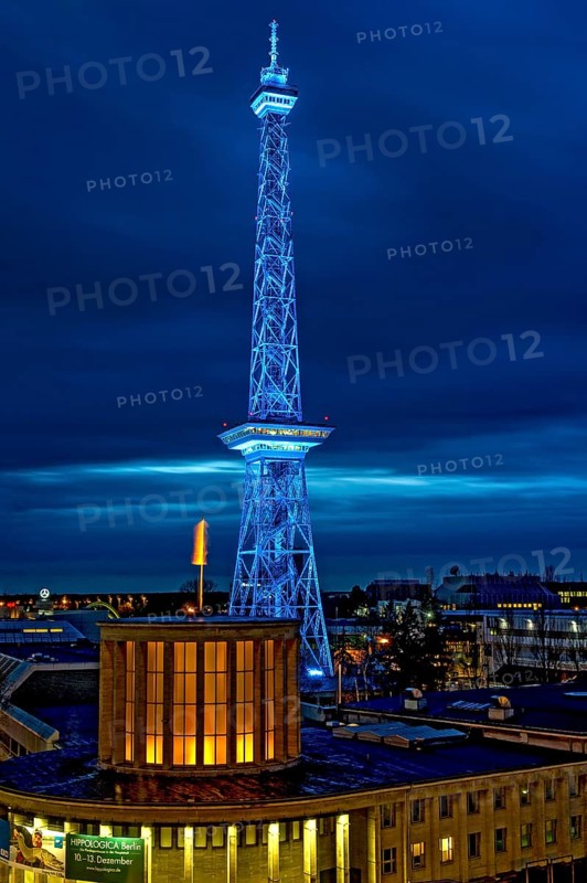 Blue-lit Berlin radio tower, steel half-timbered building by architect Heinrich Straumer, Langer Lulatsch, old radio tower, television tower, heritage-protected building, in front of Hall 16, exhibition center, Messe Berlin, dusk, blue hour, Berlin, Germany