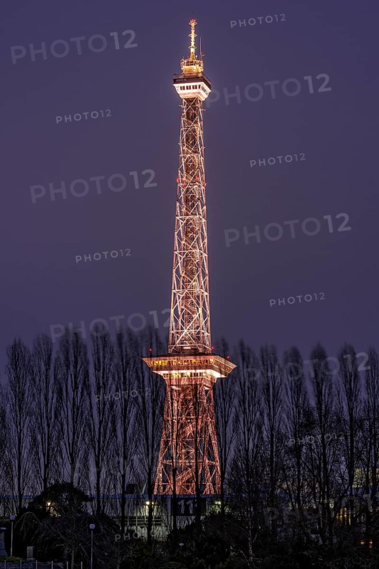 Red illuminated Berlin radio tower, half-timbered steel building by architect Heinrich Straumer, Langer Lulatsch, old radio tower, television tower, heritage-protected building, exhibition center, Messe Berlin, dusk, blue hour, Berlin, Germany