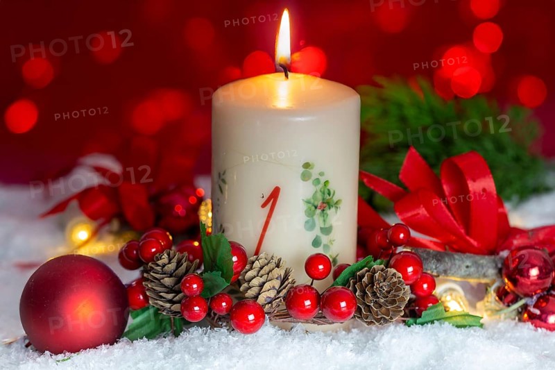 Greetings for the 1st Advent: Advent candle with Christmas decoration