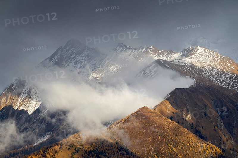 Hohe Warte, Ottenspitze and Gammerspitze in autumn, seen from larch meadows above Vinaders, Tuxer Hauptkamm, Zillertal Alps, Tyrol, Austria