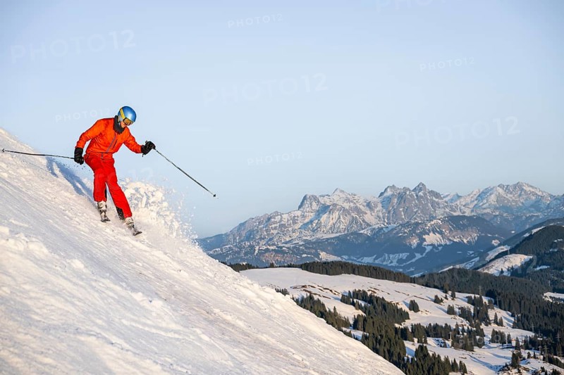 Skiers, downhill Hohe Salve, back Loferer Steinberge, SkiWelt Wilder Kaiser Brixenthal, Hochbrixen, Tyrol, Austria