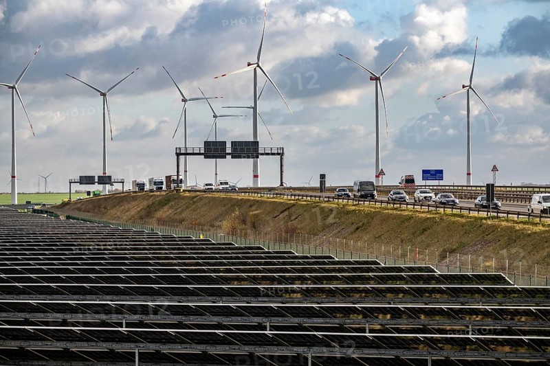 86.5 MW peak open-air photovoltaic systems, from RWE, with over 141, 000 solar modules, on a side strip, along the A44 motorway near Jüchen, at Dreieck Holz, recultivated open-cast mining site, Königshovener Höhe onshore wind farm, operated by RWE and the city of Bedburg, North Rhine-Westphalia, Germany