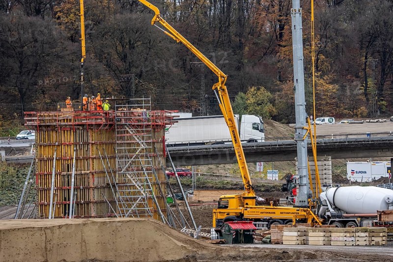 Concreting of a new bridge pillar at the Duisburg-Kaiserberg motorway junction, complete conversion and construction of the A3 and A40 intersections, all bridges, ramps, roadways are renewed and in part extended, construction period of 8 years, railway bridges running there will also be renewed, North Rhine-Westphalia, Germany