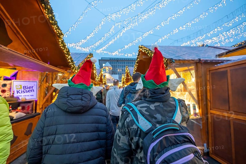 Pre-Christmas time, visitors to de, Christmas market in downtown Essen, on Kennedyplatz, the market is already opening in mid-November, Christmas lights, Essen Light Weeks, North Rhine-Westphalia, Germany