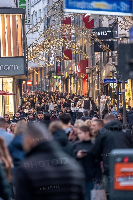 Limbecker Straße shopping street, pedestrian zone, full, lots of people shopping, Christmas lights, Essen Light Weeks, Essen, North Rhine-Westphalia, Germany