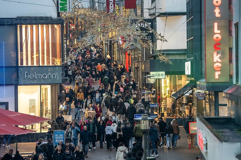 Limbecker Straße shopping street, pedestrian zone, full, lots of people shopping, Christmas lights, Essen Light Weeks, Essen, North Rhine-Westphalia, Germany