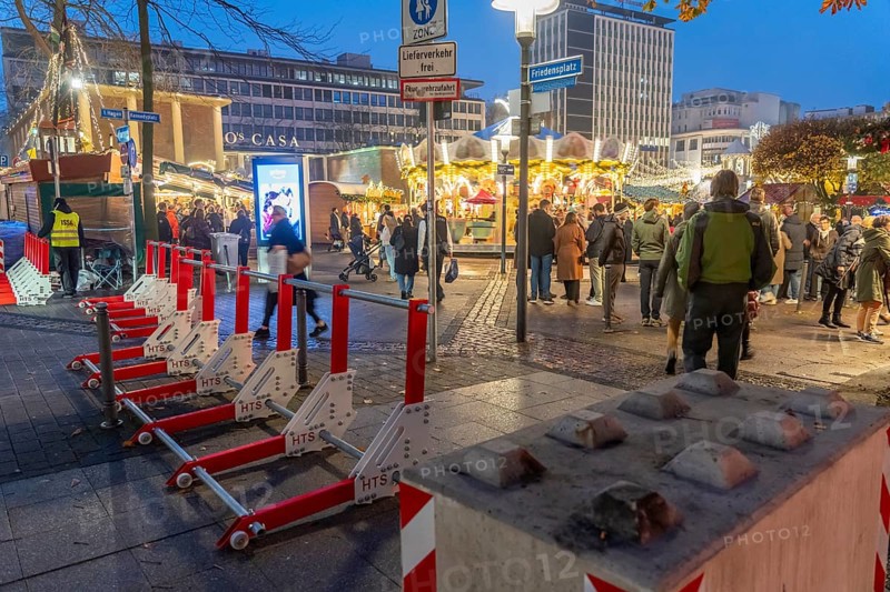 Christmas market in Essen, secured by mobile anti-terrorist lock, modular, movable barrier against car and truck shooting, are opened or closed by a security guard as required, model Herner Truck Lock, HTS, on Kennedyplatz, in Essen, North Rhine-Westphalia, Germany