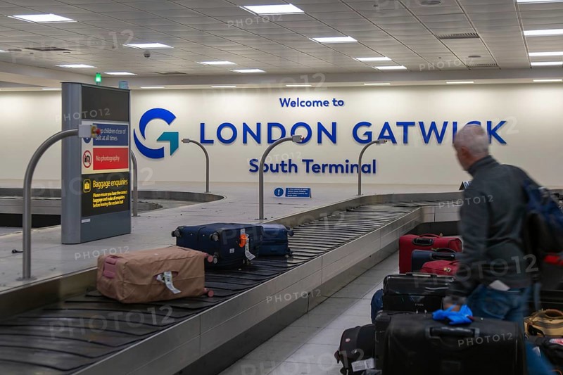 Baggage return carousel conveyor belt, South Terminal, London Gatwick airport, London, England, UK