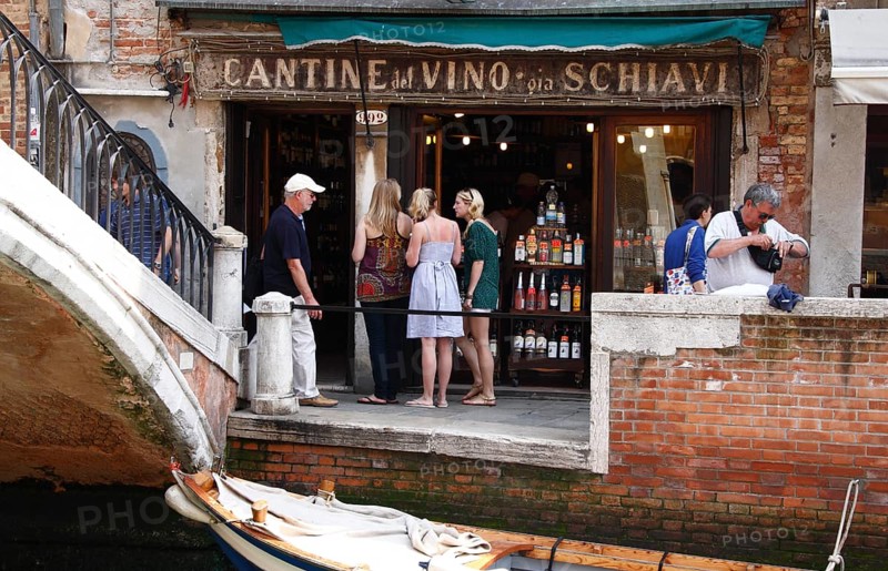 Bàcaria Al Bottegon, small pub where you drink wine or spritz and eat the cicchetti Veneziani, Tapas, Venice, Italy
