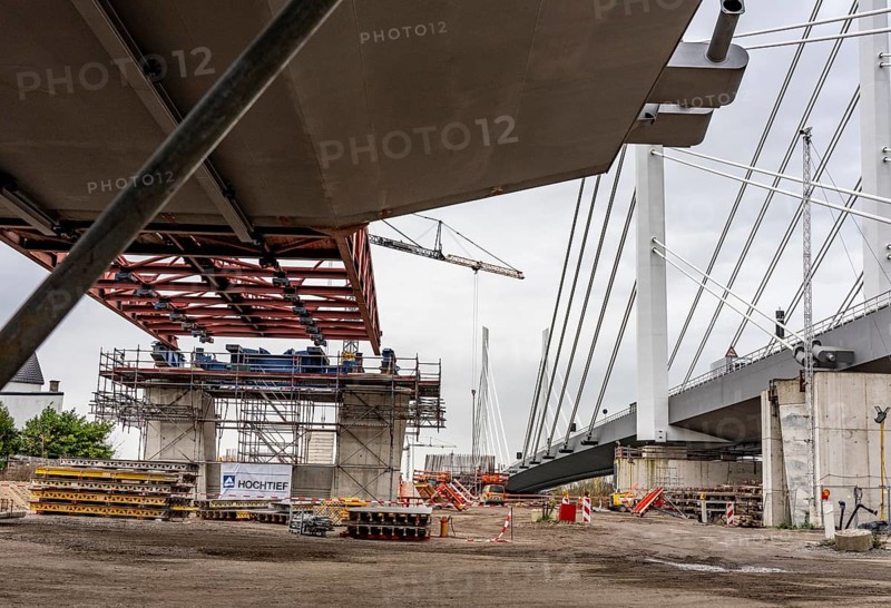Propulsion of the 2nd bridge structure of the A40 Neuenkamp bridge, in Duisburg-Homberg, pillars and cables of the new motorway bridge across the Rhine near Duisburg, North Rhine-Westphalia, Germany