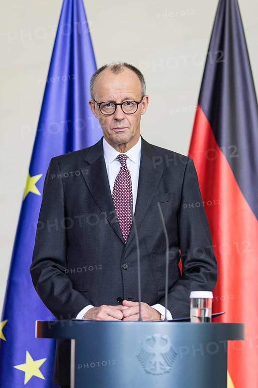 Friedrich Merz (Federal Chancellor of the Federal Republic of Germany, CDU) handing over the annual report 2025/2026 entitled Creating prospects for tomorrow - do not squander opportunities from the Council of Experts to assess macroeconomic development in the Federal Chancellery on 12.11.2025