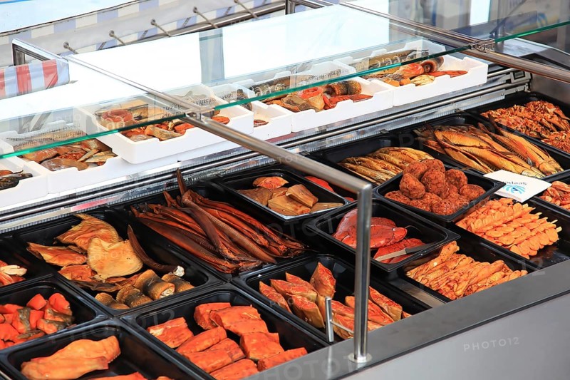 Display, refrigerated counter in a fish shop in Wismar on the Baltic Sea, Mecklenburg-Western Pomerania, Germany