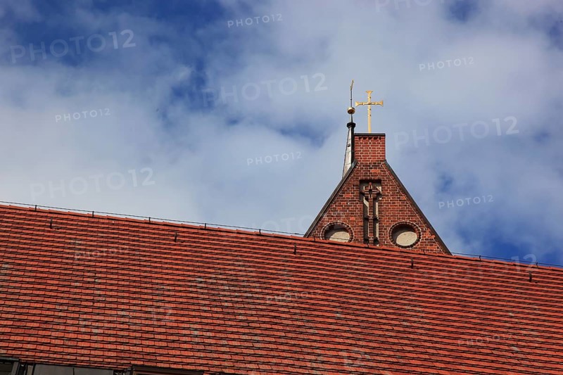 Roof covered with beaver tail tiles in double roof, red